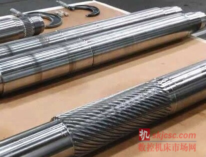 400H 可承載直徑達 400mm (16 英寸) 的工件, 標配軸向（xiàng）行程能力為 1,168 mm (46 英寸), 並且可定製用於生產更長的部件